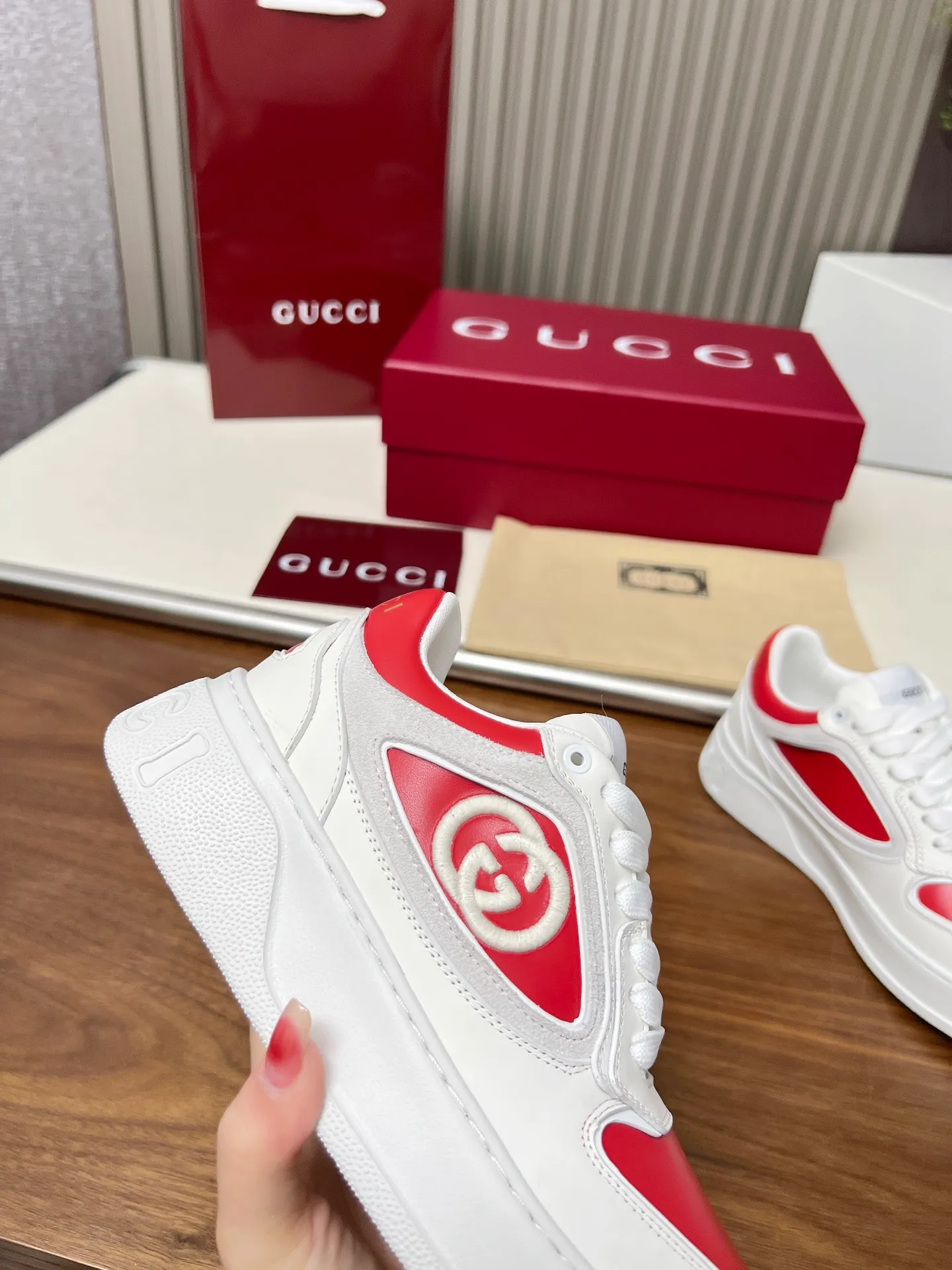 👟👟Ex-factory price 560👟👟Gucci casual sneakers, top version! Oil edge craftsmanship🌸🌸🌸1:1 reproduction. New model for early spring, creating a perfect style💣💣💣street style🔥🔥🔥Cool and stylish C-position fashionable outfit with retro and futuristic feel🌹🌹🌹Classic shoe shape, showing exquisite texture! Open mold to customize high-density outsole. Comes fully packaged. Size: Female 35-46. Fabric: Imported cowhide...men and women